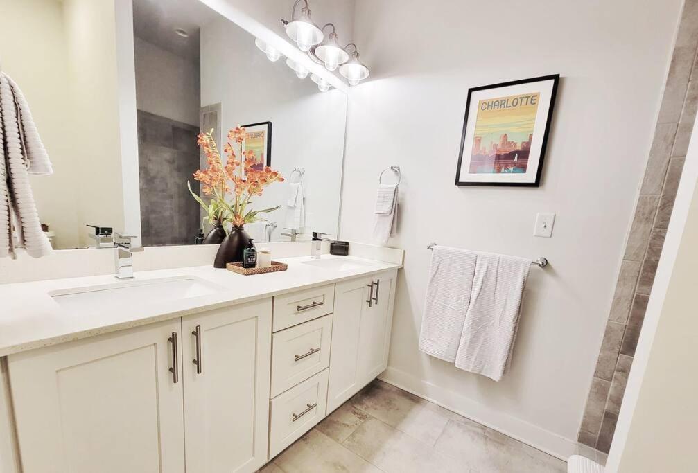 New Stylish Getaway- 5 Mil To Uptown/3 Smart Tvs! Apartment Charlotte Exterior foto