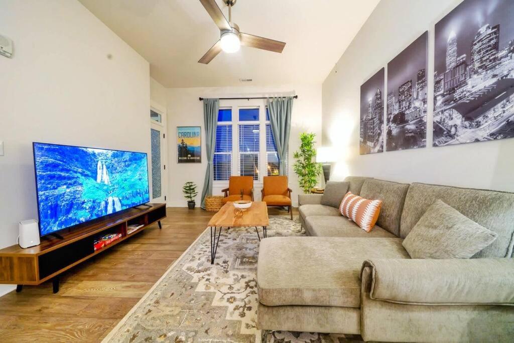 New Stylish Getaway- 5 Mil To Uptown/3 Smart Tvs! Apartment Charlotte Exterior foto