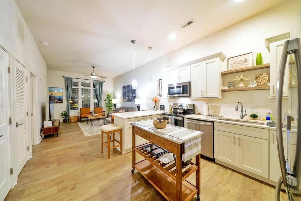 New Stylish Getaway- 5 Mil To Uptown/3 Smart Tvs! Apartment Charlotte Exterior foto