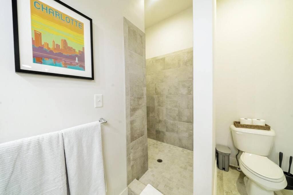 New Stylish Getaway- 5 Mil To Uptown/3 Smart Tvs! Apartment Charlotte Exterior foto